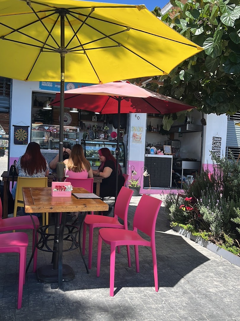 Terraza con sombrillas y sillas rosas
